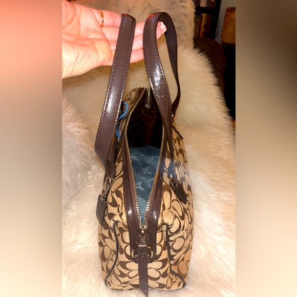 Coach Mono Hand bag! It’s like brand new. Clean and pristine! Check it out! - Picture 3 of 6